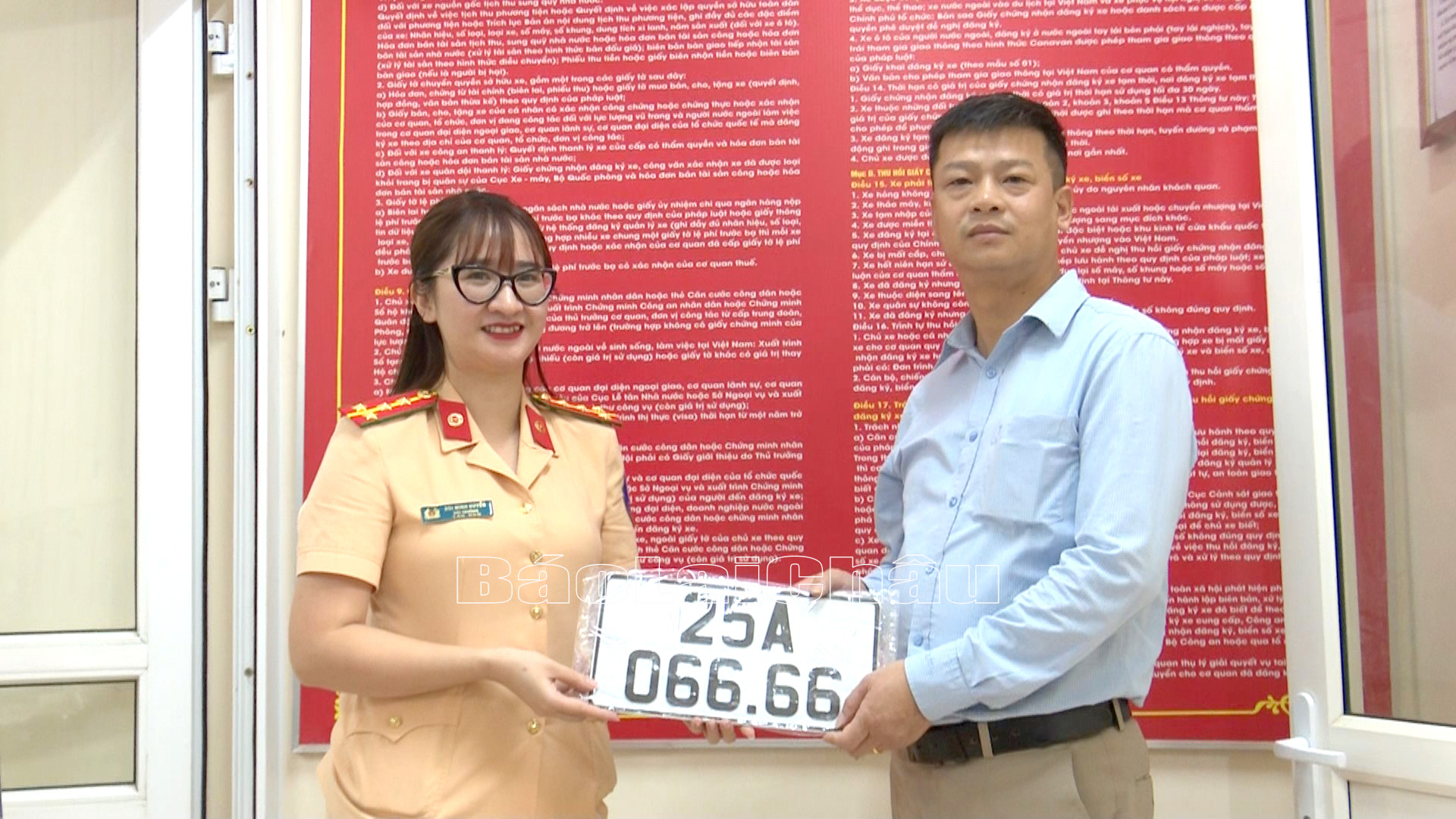 Anh Trần Duy Chiến, tổ 1, phường Đoàn Kết, TP Lai Châu, Lai Châu may mắn bốc được biển số đẹp khi đăng ký xe ô tô.